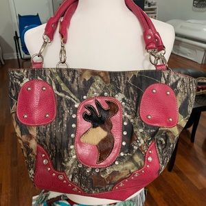 Ladies women’s camouflage Deerhead purse with pink trim browning buck